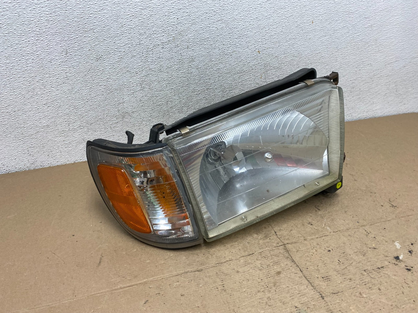 1996 to 2002 Toyota 4Runner Halogen Right Passenger RH Headlight AF5095 DW2