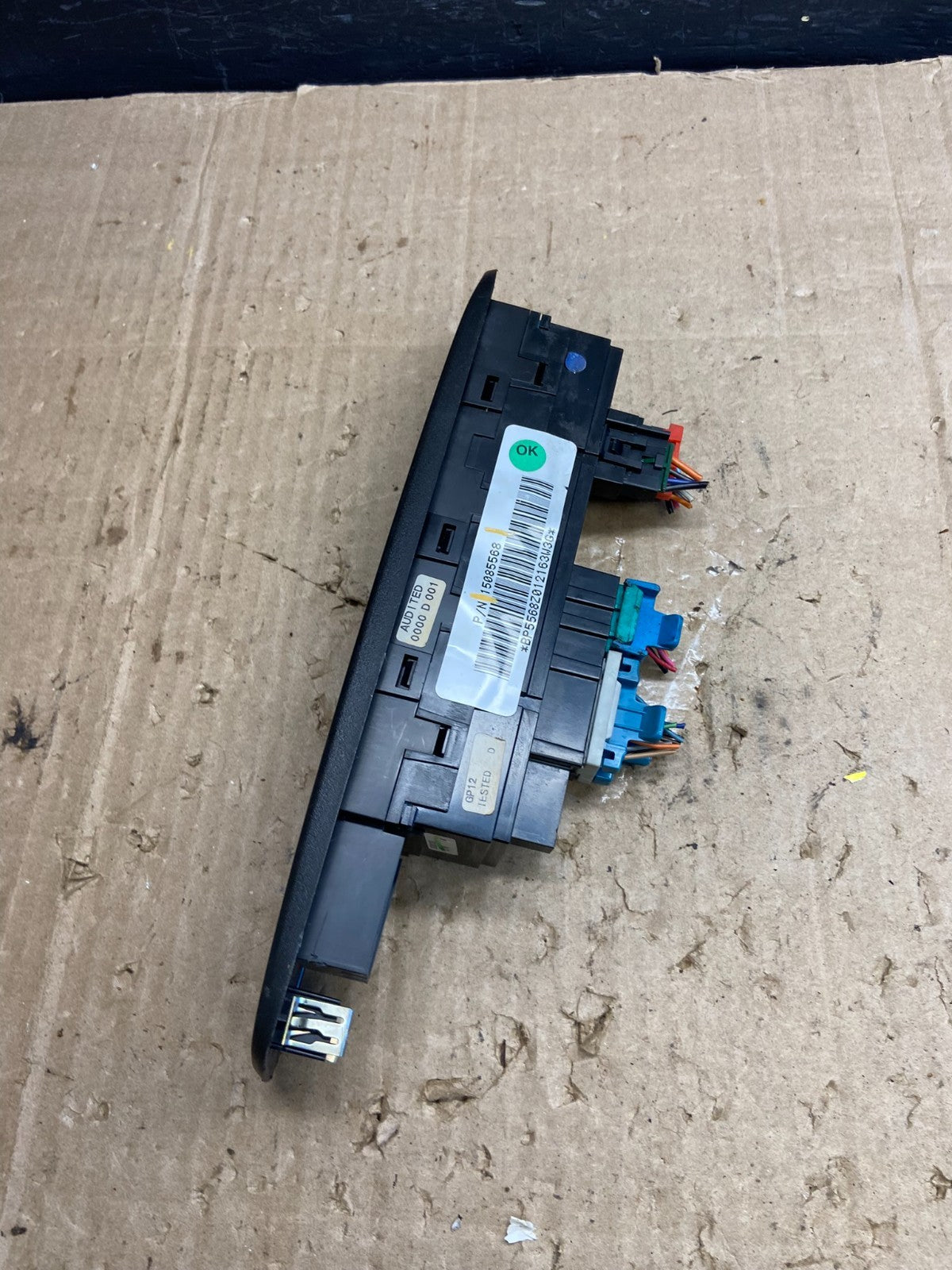 2002 - 2005 GMC Envoy Master Power Door Lock Window Switch Heat Seat AE1986 DG2