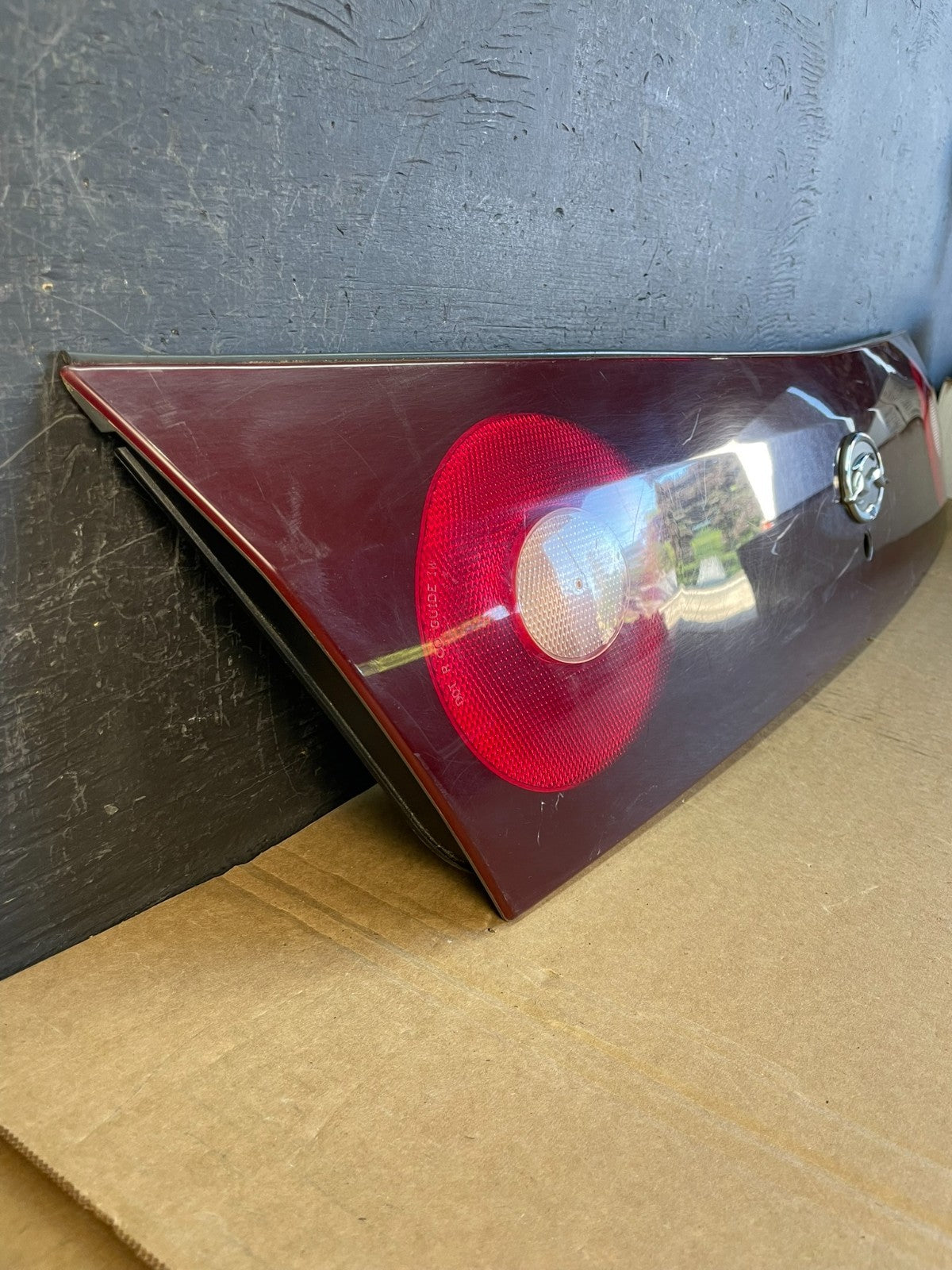 2000-2004 Chevrolet Impala Rear Trunk Center Finish Panel Tail Light AD0072 DG2