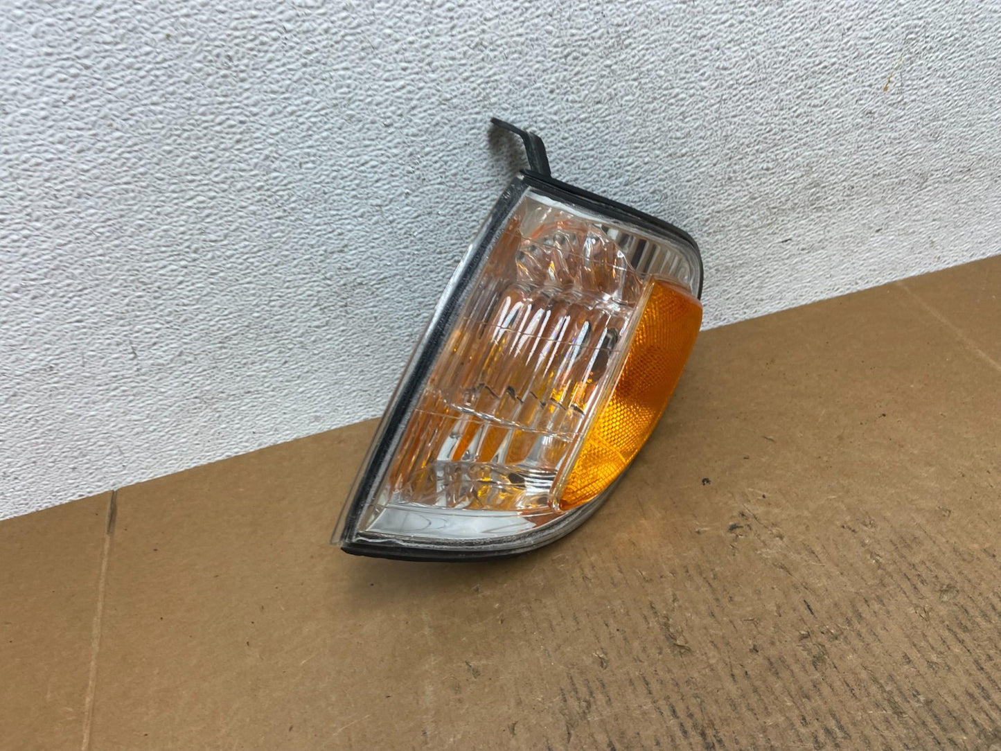 2005 to 2006 Toyota Tundra Left Driver LH Side Turn Signal Light AE1342 DG2