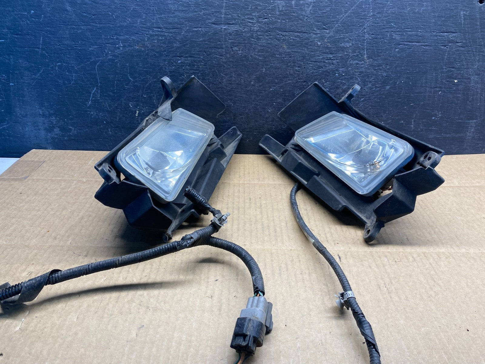 2011 to 2013 Mazda 3 Left+Right Set Fog Lights AG7276 DG1