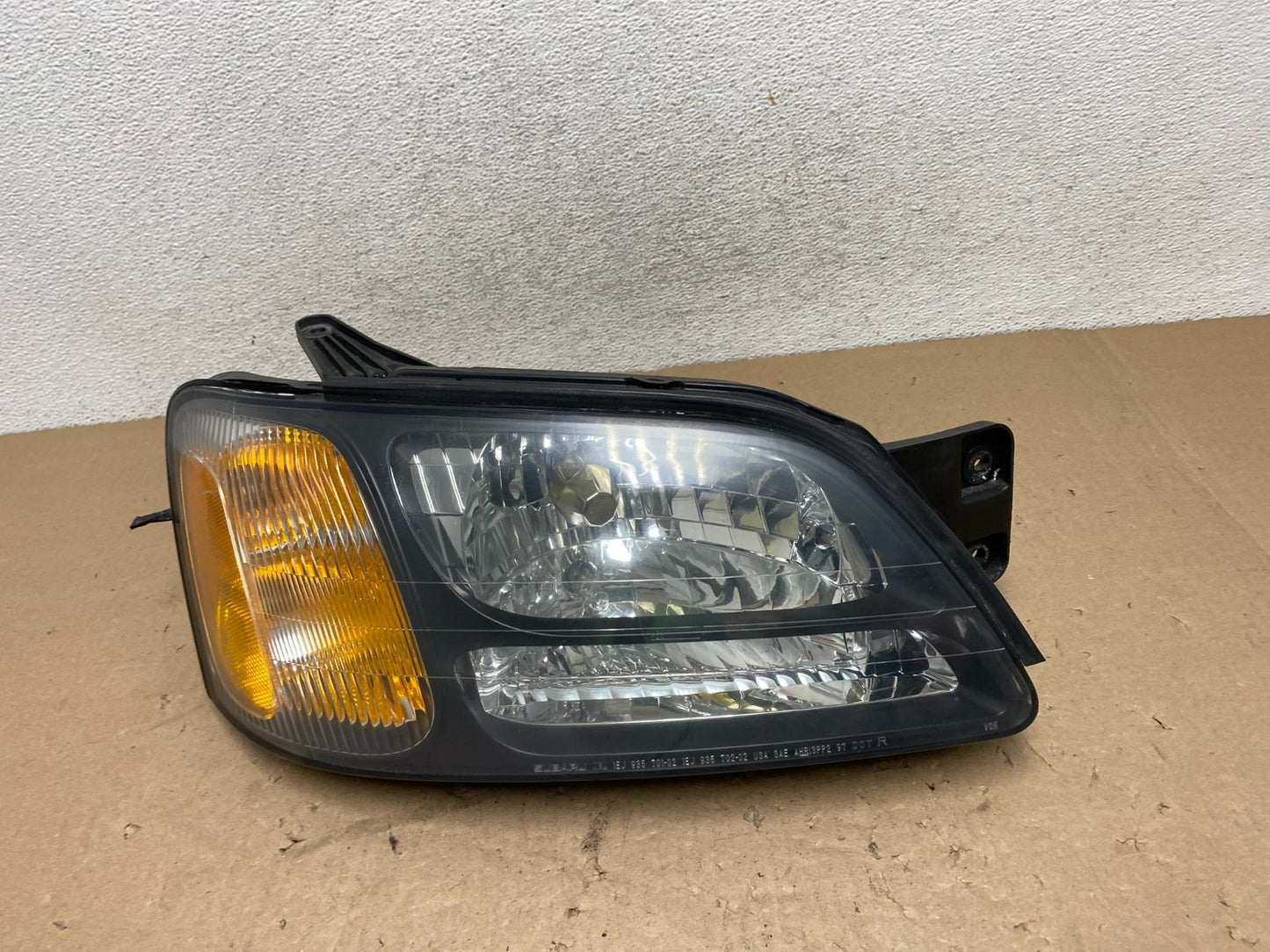 2001 to 2004 Subaru Legacy Outback Right Passenger Rh Headlight AG4418 DW0