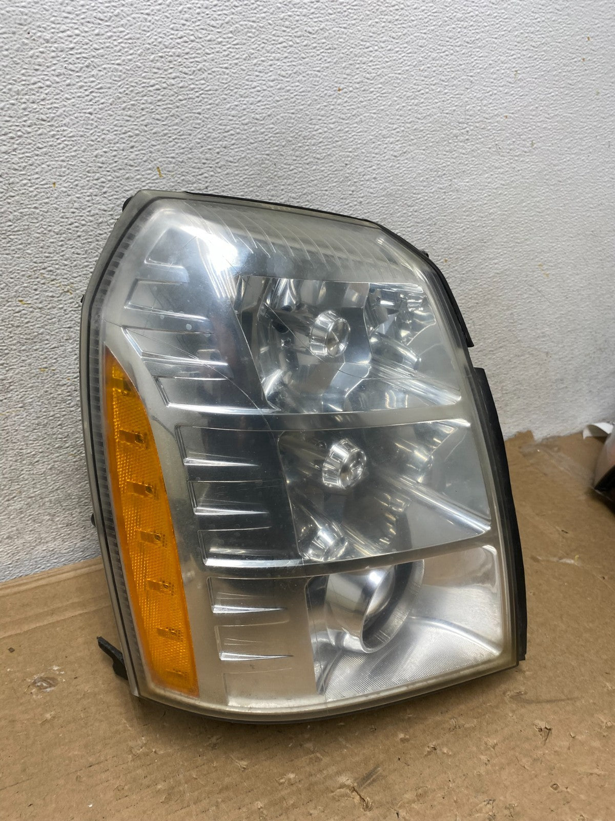 2007 - 2014 Cadillac Escalade Right Passenger Side Xenon HID Headlight AH8392 DW2