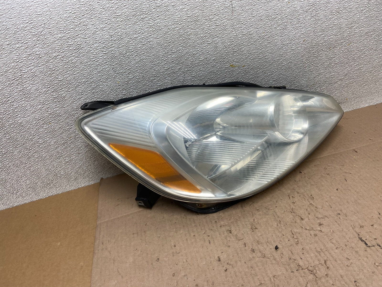 2004-2005 Toyota Sienna Right Passenger Halogen Headlight OEM Z6181 DW2