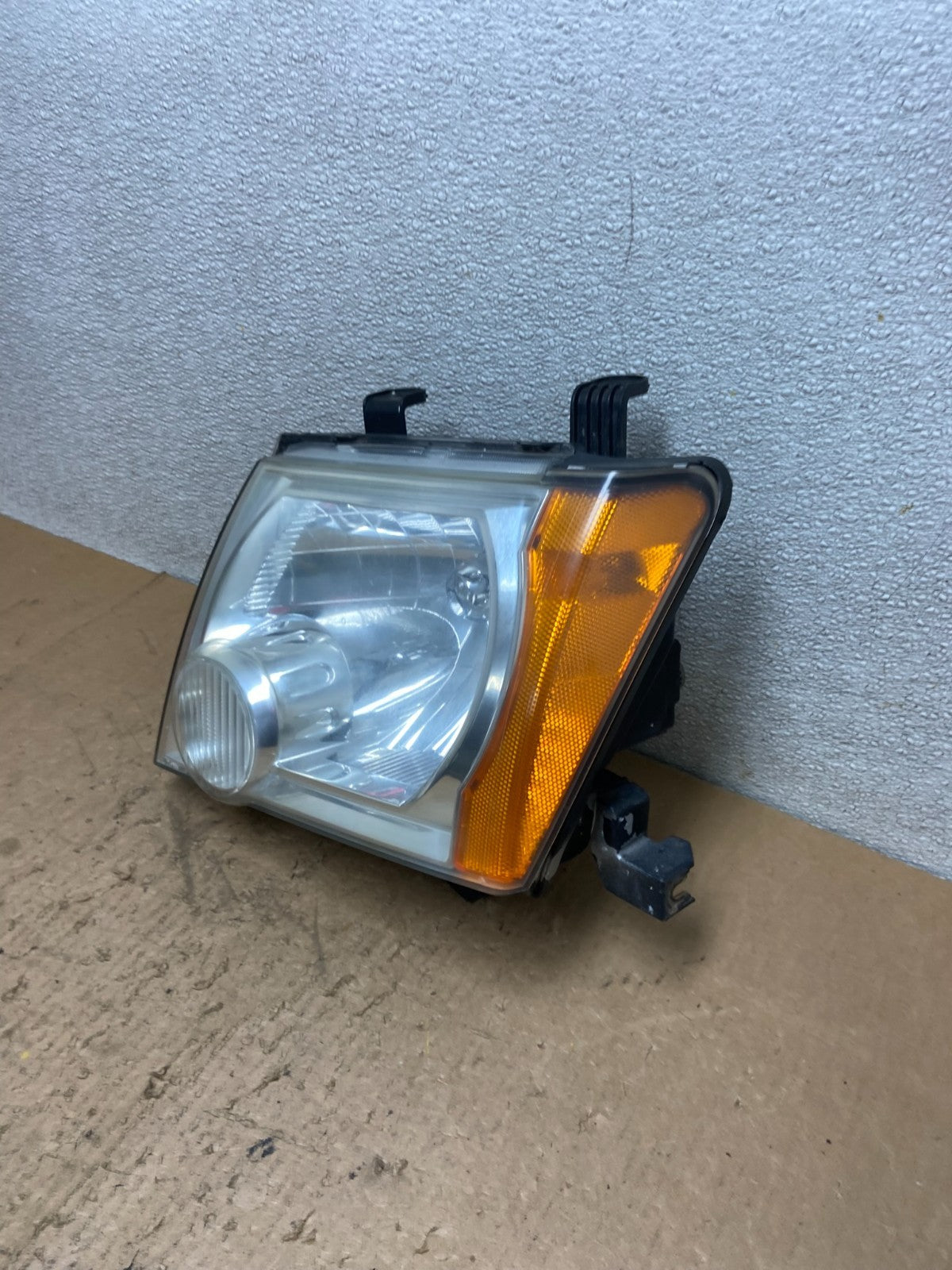 2005 - 2015 Nissan Xterra Driver Left LH Side Headlight Z9550 DW1