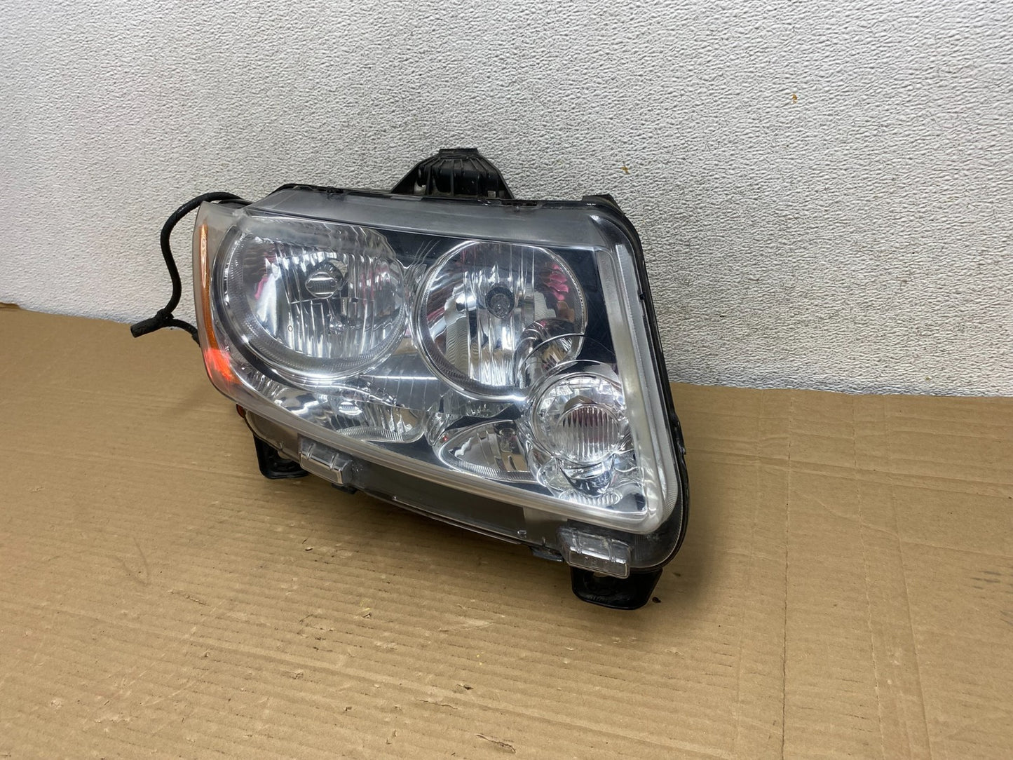 2011-2013 Jeep Grand Cherokee Right Passenger Halogen Headlight AG8918 DW2