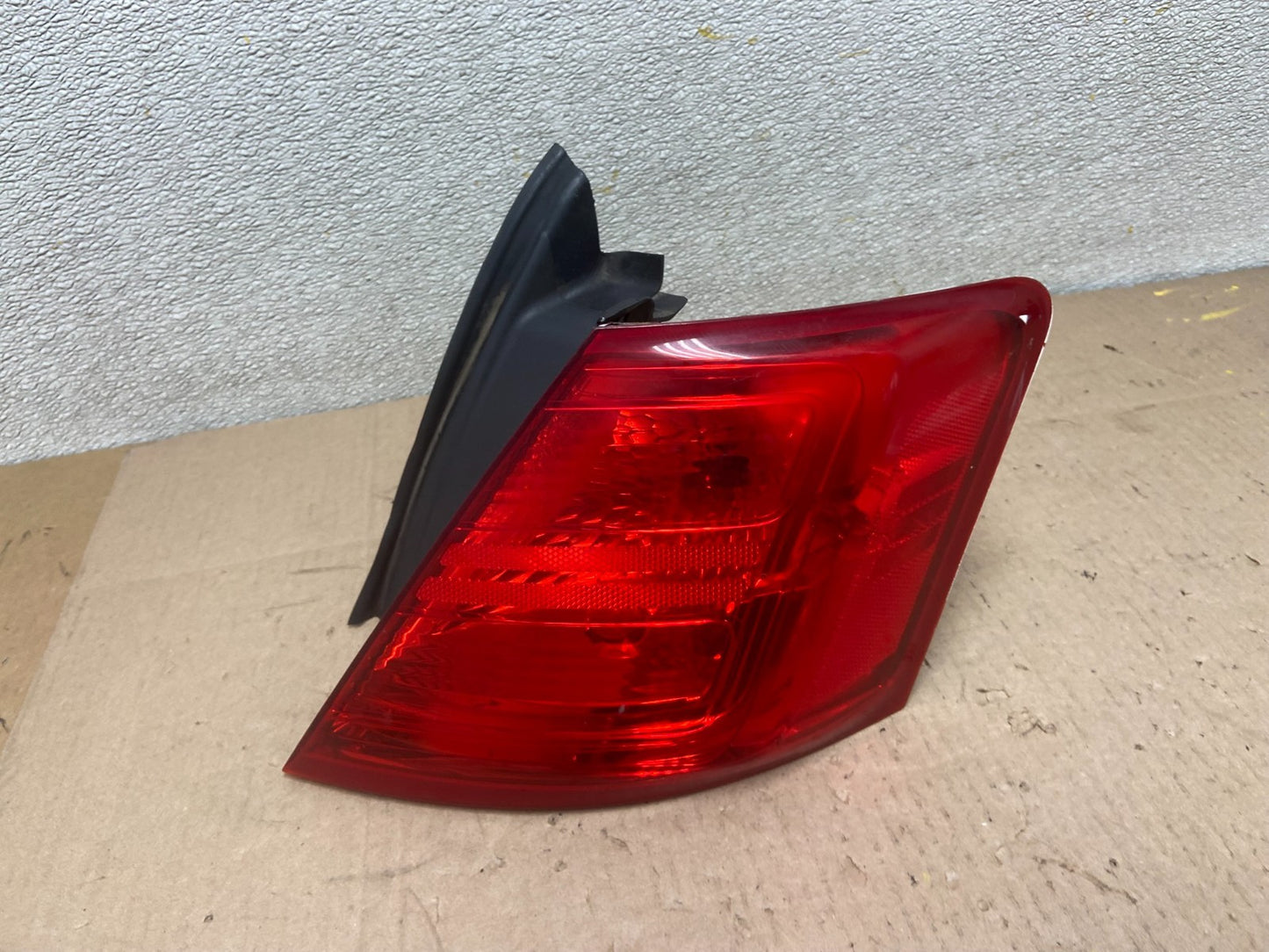 2014 to 2018 Ford Taurus Interceptor Right Passenger RH Tail Light OEM AA0592 DW0