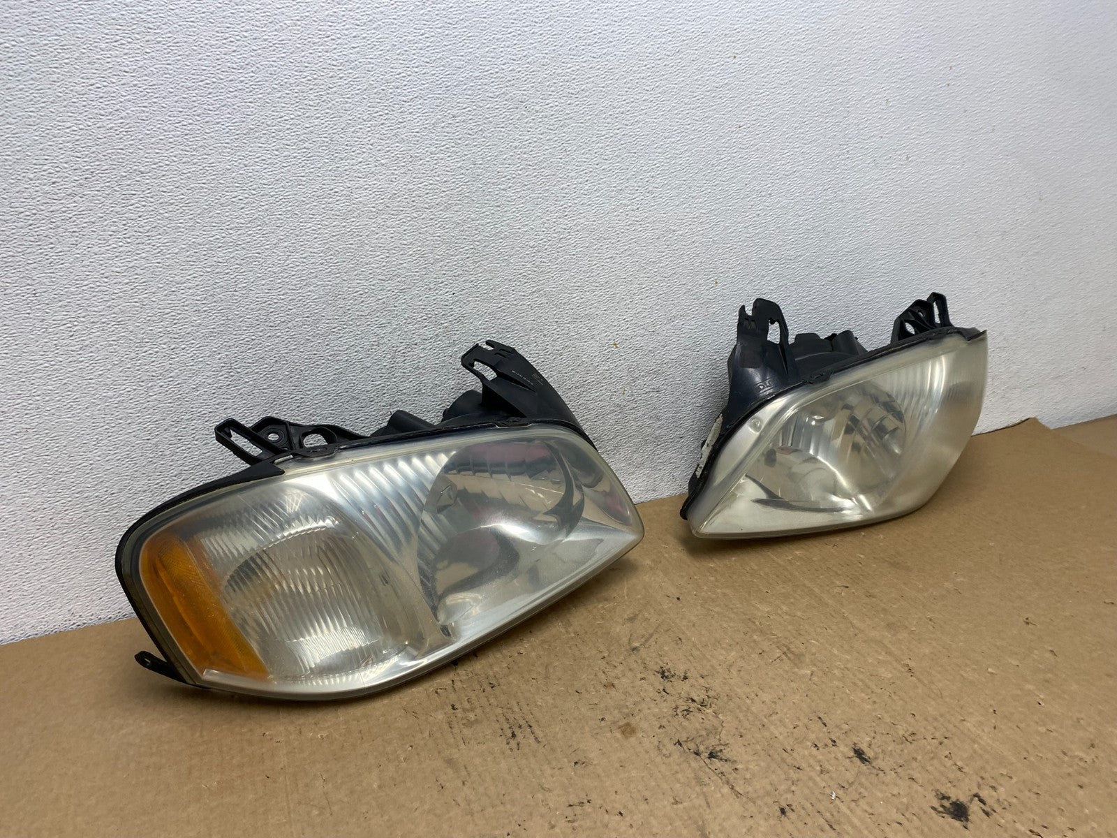 2001 2002 2003 2004 Mazda Tribute Left+Right Side Set Headlights AG2406 DW2