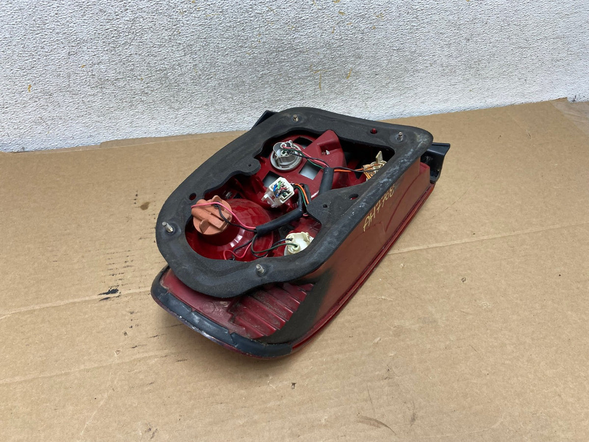 2002 - 2005 Hyundai Sonata Right Passenger RH Side Tail Light AH7768 LK7