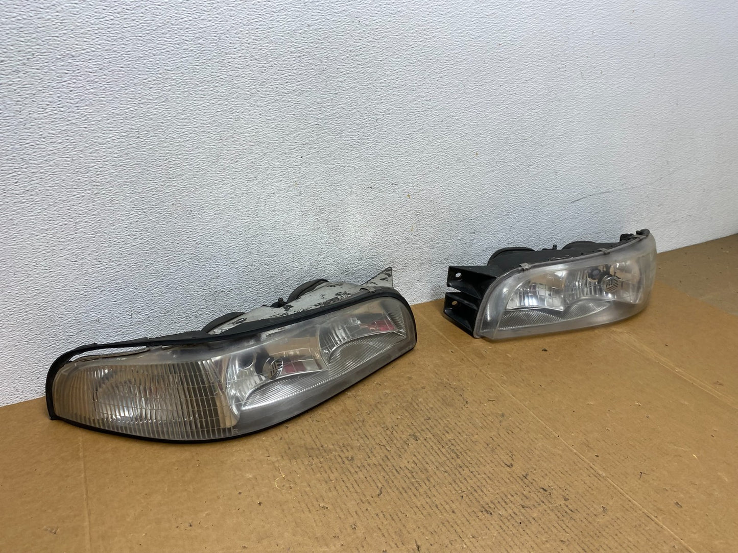 1997 to 1999 Buick Lesabre Left+Right Halogen Headlights AE0596 DW2