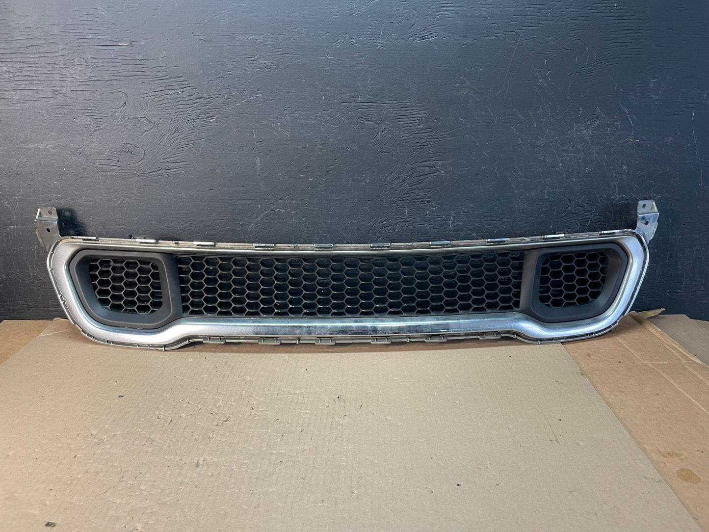 2014 to 2018 Jeep Cherokee Front Lower Bumper Cover Grille AE3336 DG0