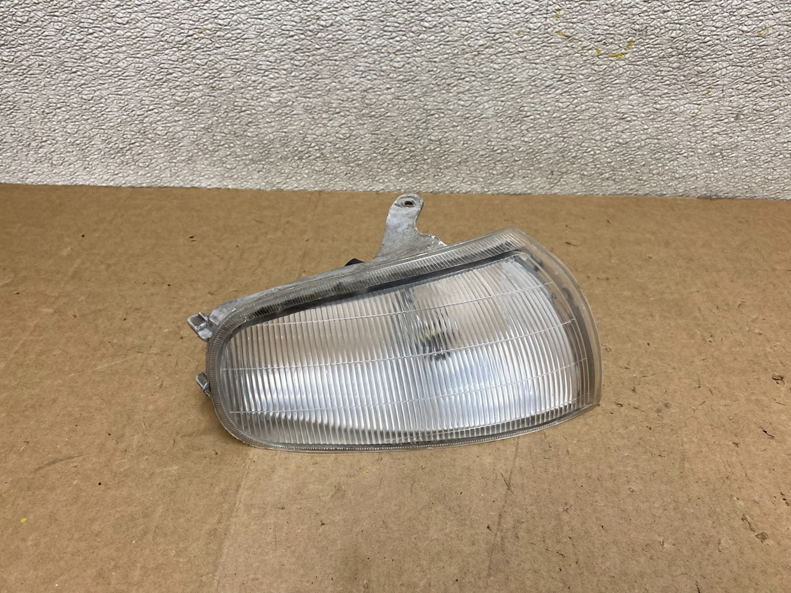 1992 to 1994 Toyota Camry Right Passenger RH Side Turn Signal W8588 DW0