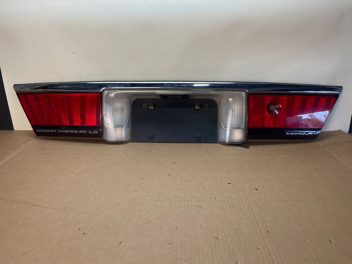 1998 to 2002 Mercury Grand Marquis Trunk Lid Center Tail Light AJ1065 DG0