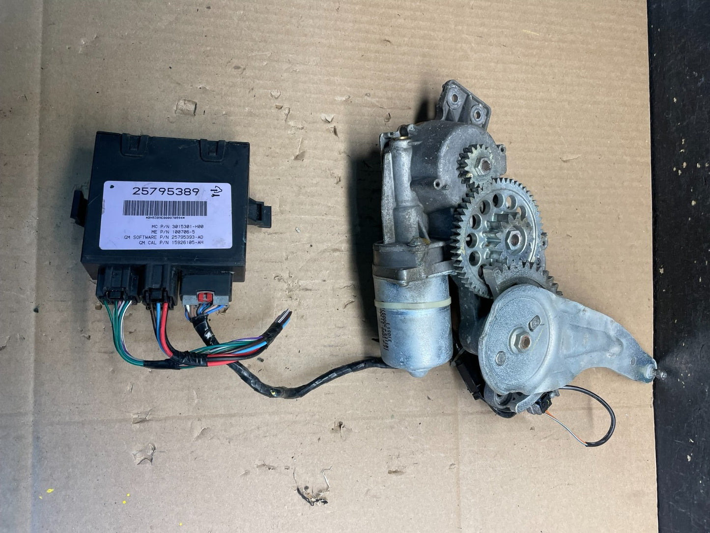 2007 2008 Acadia Enclave Escalade Suburban Liftgate Door Module Motor u2105 DG4