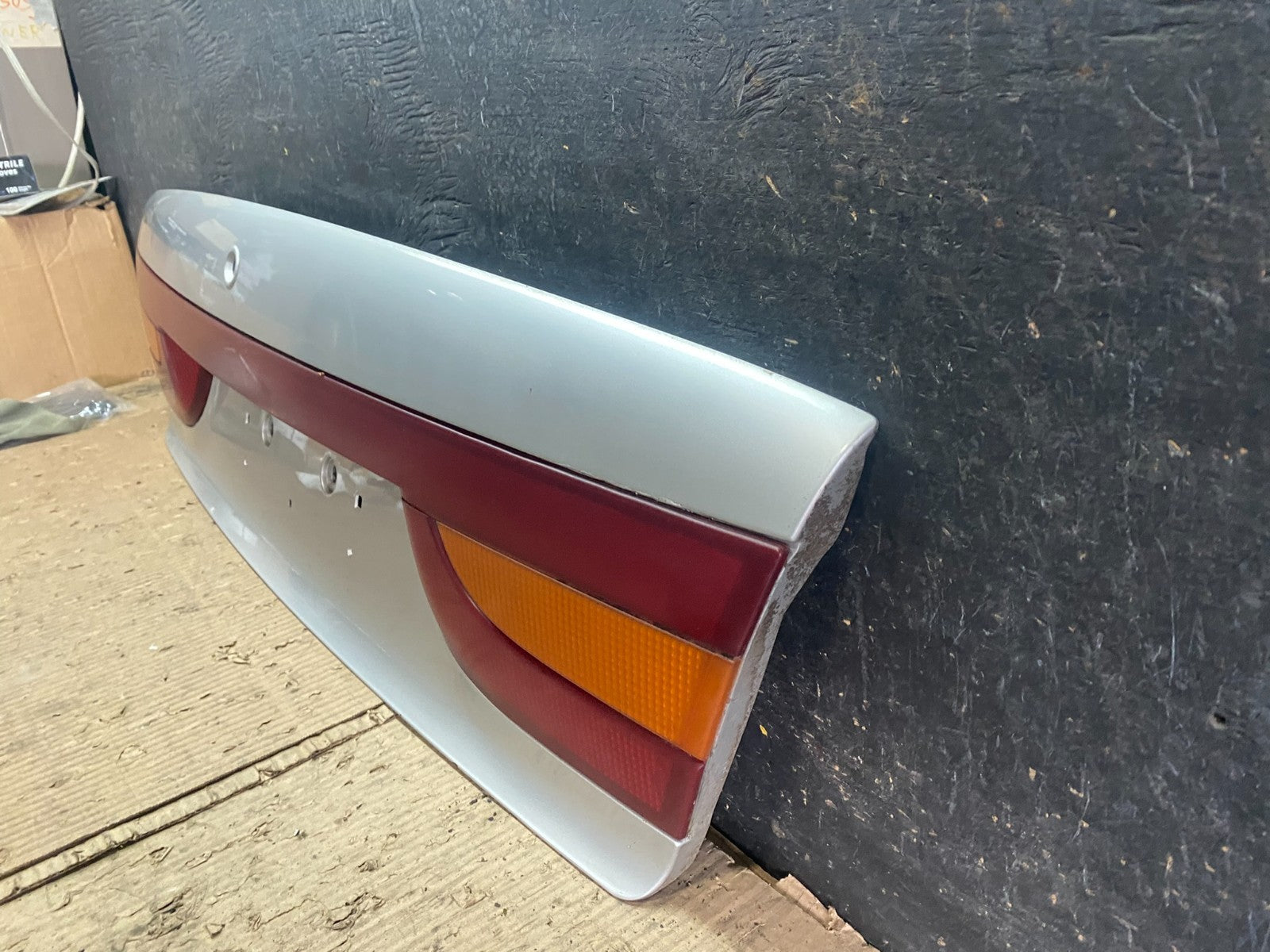 2000-2002 Saturn SL2 Sedan Center Tail Light Lid Trunk Rear Panel  V6799 DG1