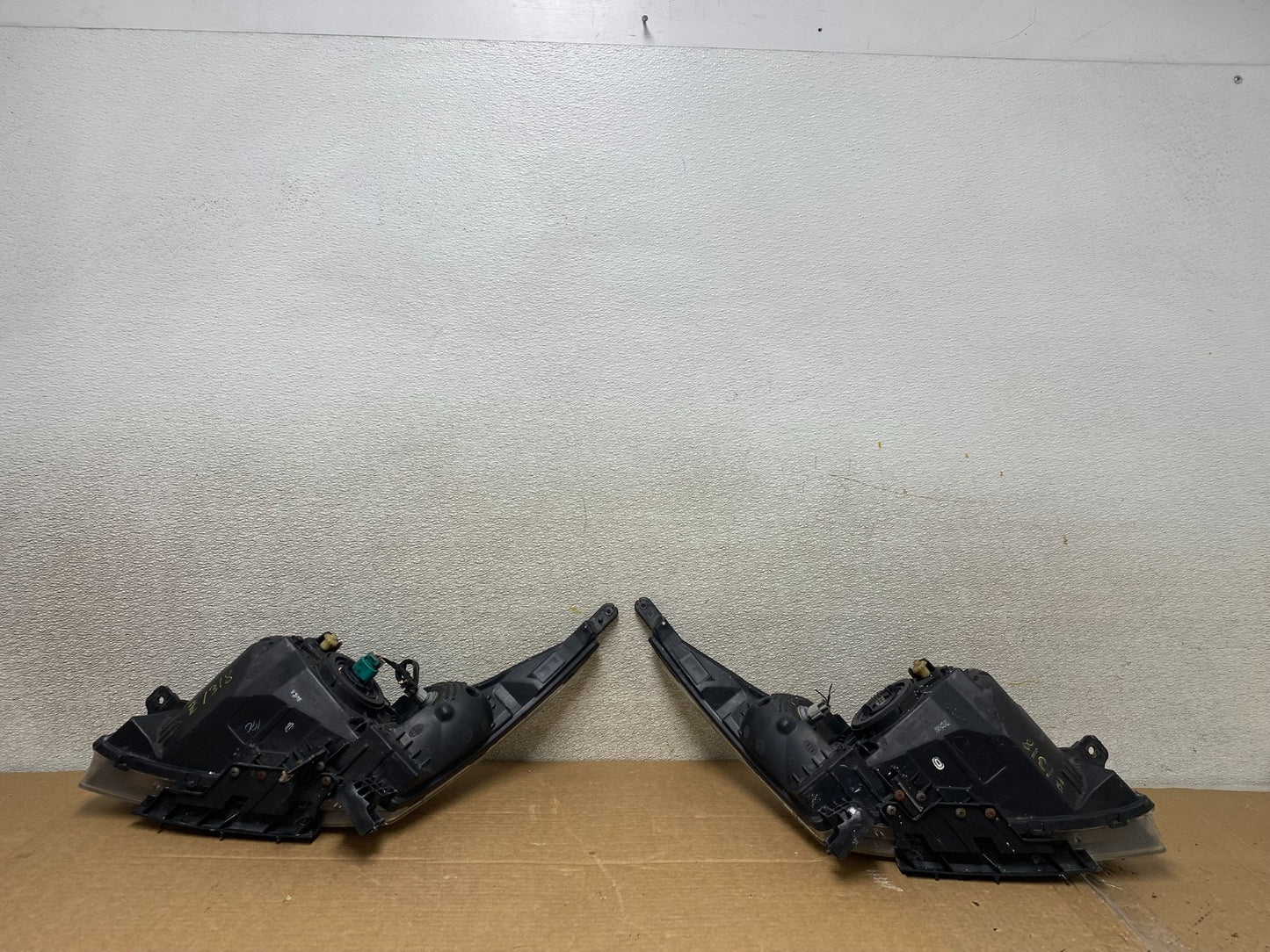 2011 to 2015 Chevrolet Cruze Halogen Left+Right Set Headlights Z1318 DW10