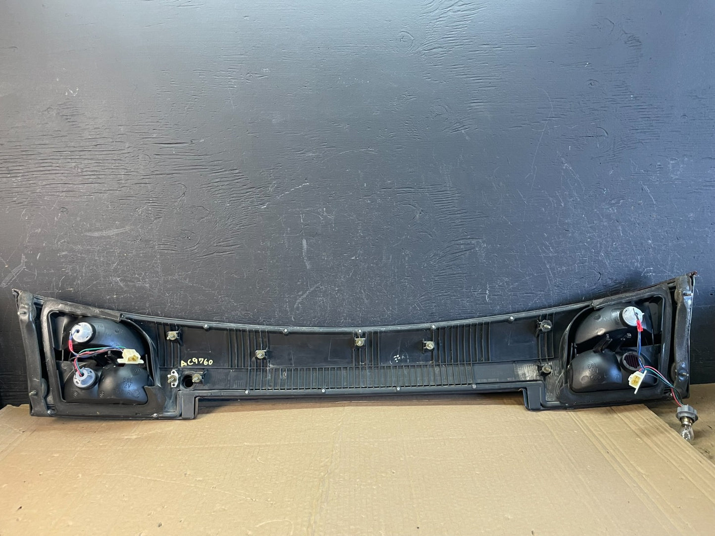 2002 - 2004 Subaru Outback Trunk Hatch Lid Tail Light Panel Center AC9760 DG6
