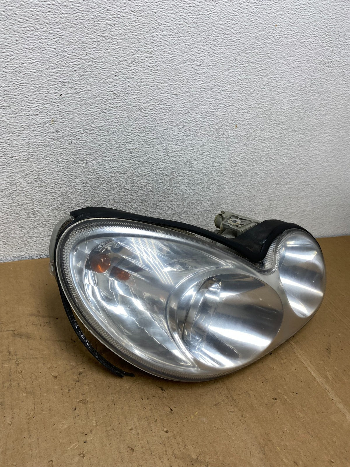 2002-2005 Hyundai Sonata Right Passenger Headlight Halogen AC8623 DW2