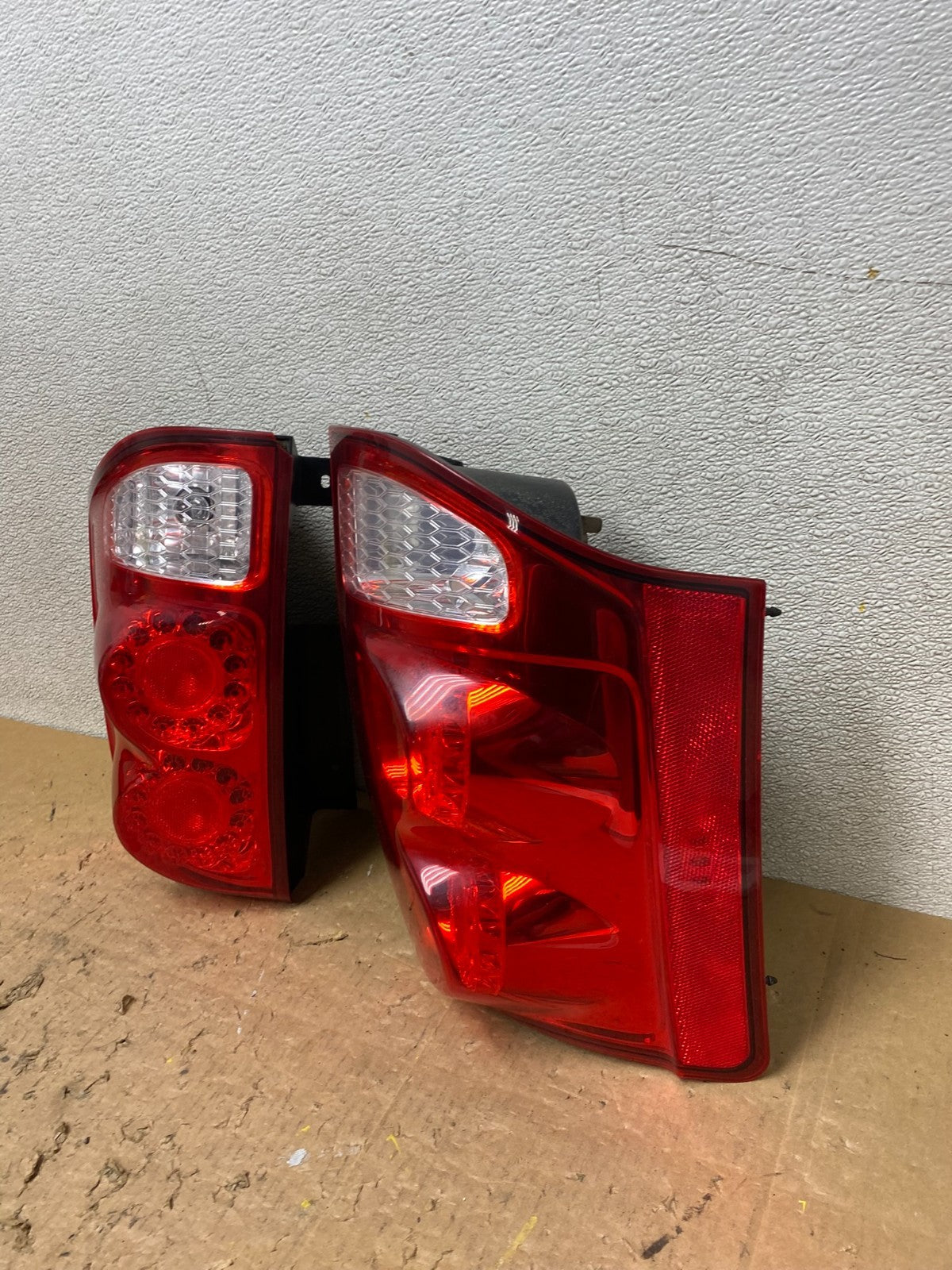 2011 to 2018 Dodge Grand Caravan Left+Right Tail Lights Led V8037 DW1