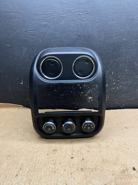 2011 to 2017 Jeep Compass Dash Climate Temperature Control Radio Bezel Z1906 DG0