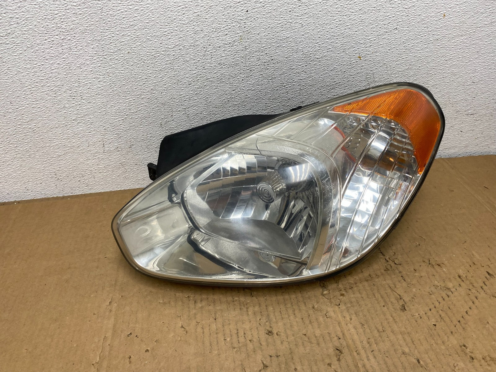 2006 to 2011 Hyundai Accent Sedan Left Driver LH Halogen Headlight AD1083 DW0