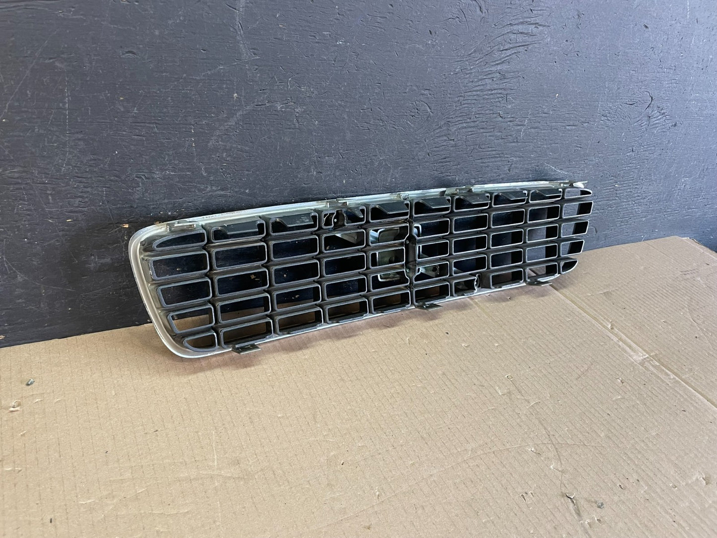 2001 to 2004 Volvo S60 Front Upper Grill Grille AE3598 DG4