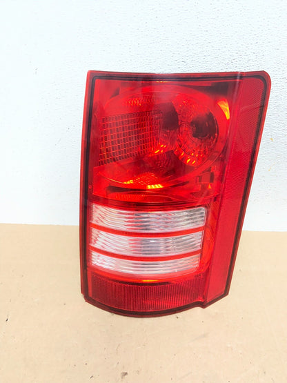 2008 - 2010 Chrysler Town And Country Right Passenger Tail Light AE5968 DW0