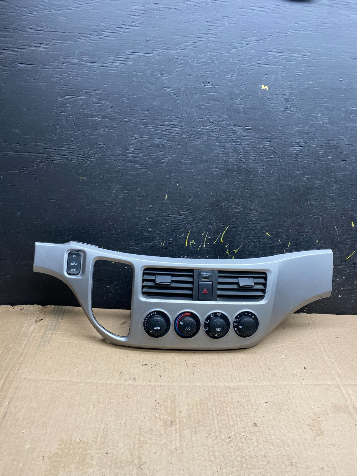 2005 to 2010 Honda Odyssey Radio Climate Control Dash Trim Bezel Z0052 DG0