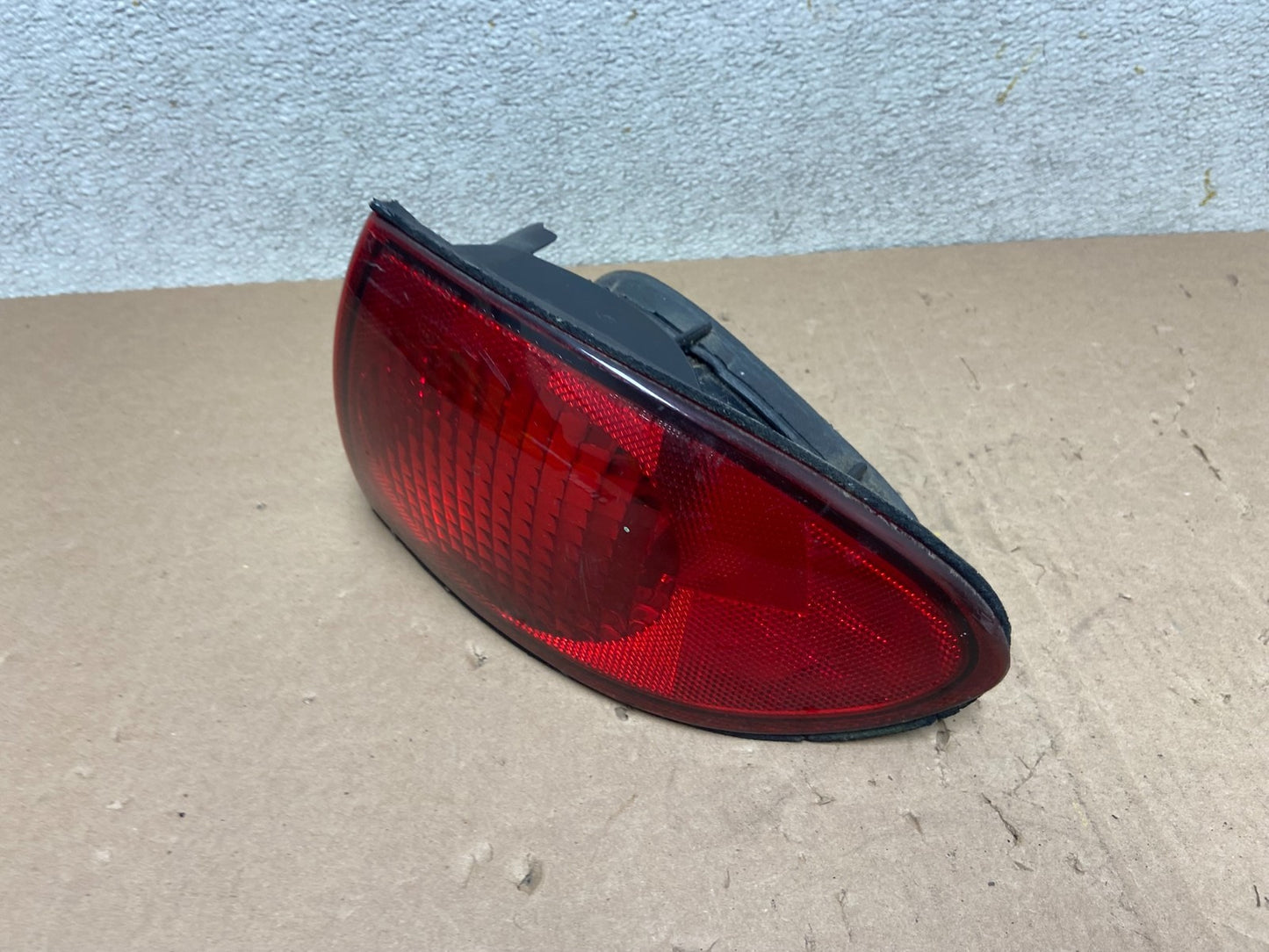 2000 to 2002 Chevrolet Cavalier Right Passenger  Side Tail Light OEM R5561 DW2