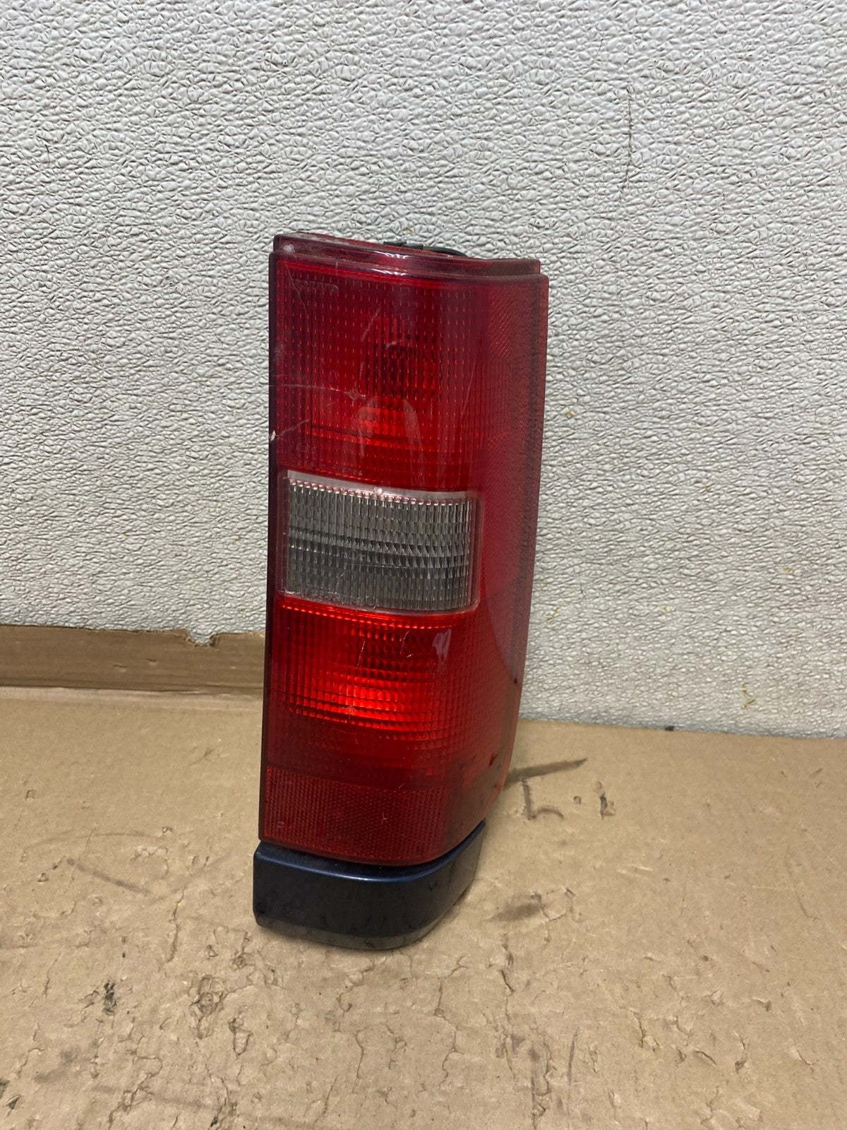 1998 1999 2000 Volvo XC70 V70 Right Passenger RH Lower Tail Light U2332 DW0