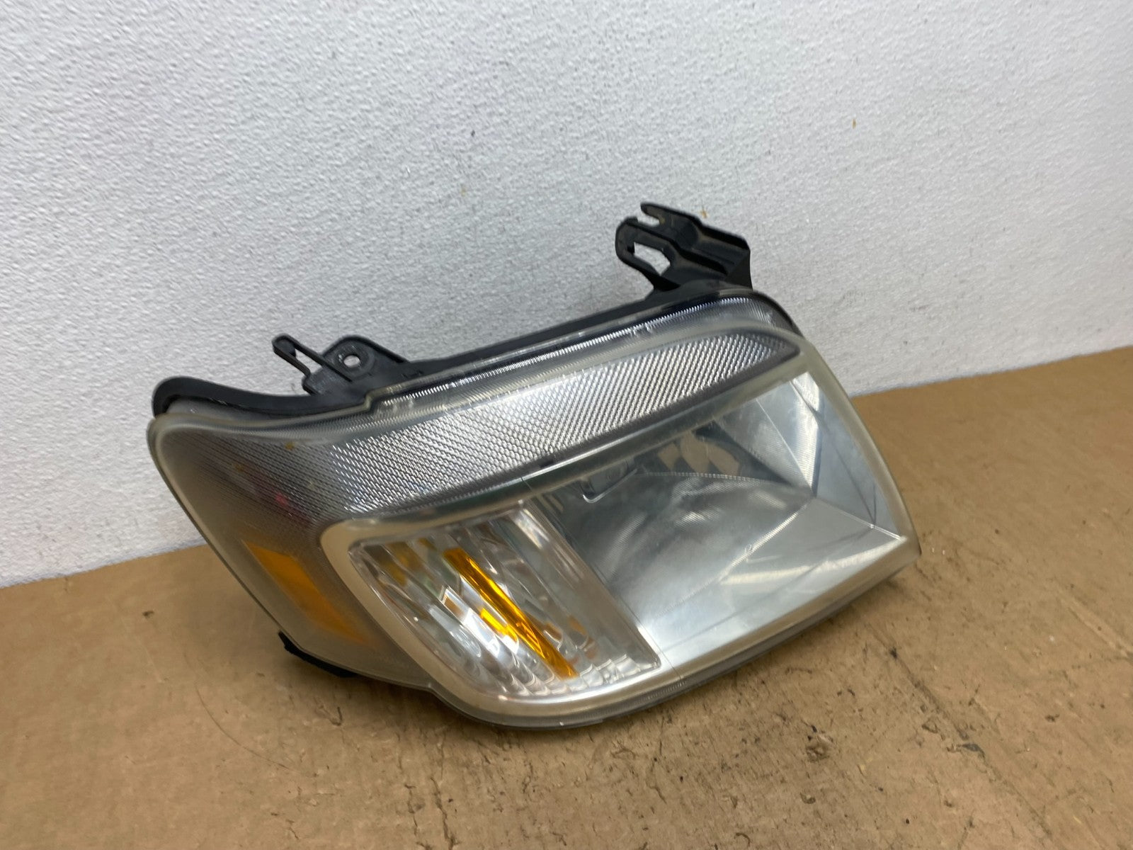 2008 to 2011 Mercury Mariner Right Passenger RH Side Halogen Headlight AD0545 DW2