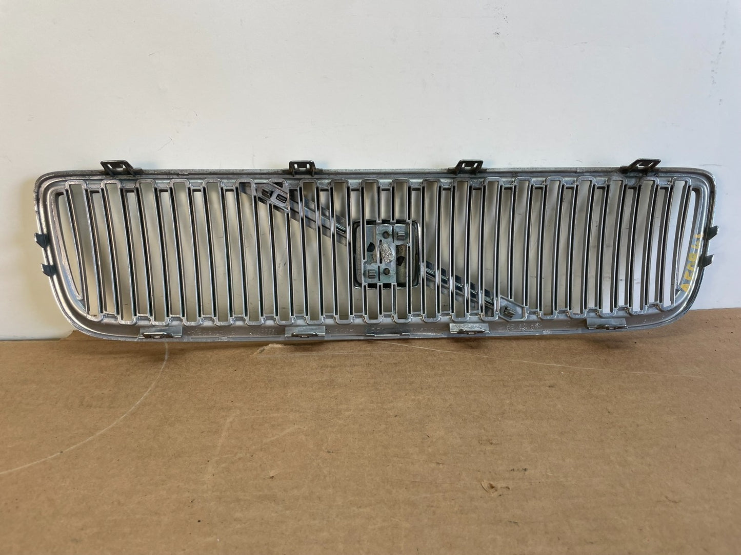 2001 to 2004 Volvo V70 Front Upper Grill Grille AG0861 DG3