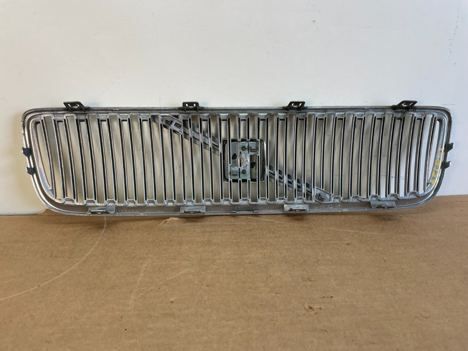 2001 to 2004 Volvo V70 Front Upper Grill Grille AG0861 DG3