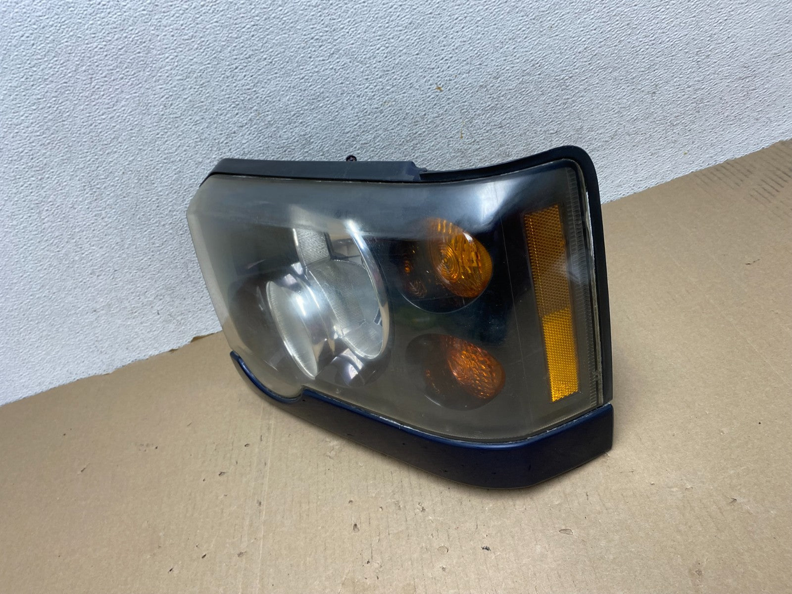 2003-2004 Land Rover Discovery Left Driver LH Halogen Headlight AG6853 DW1