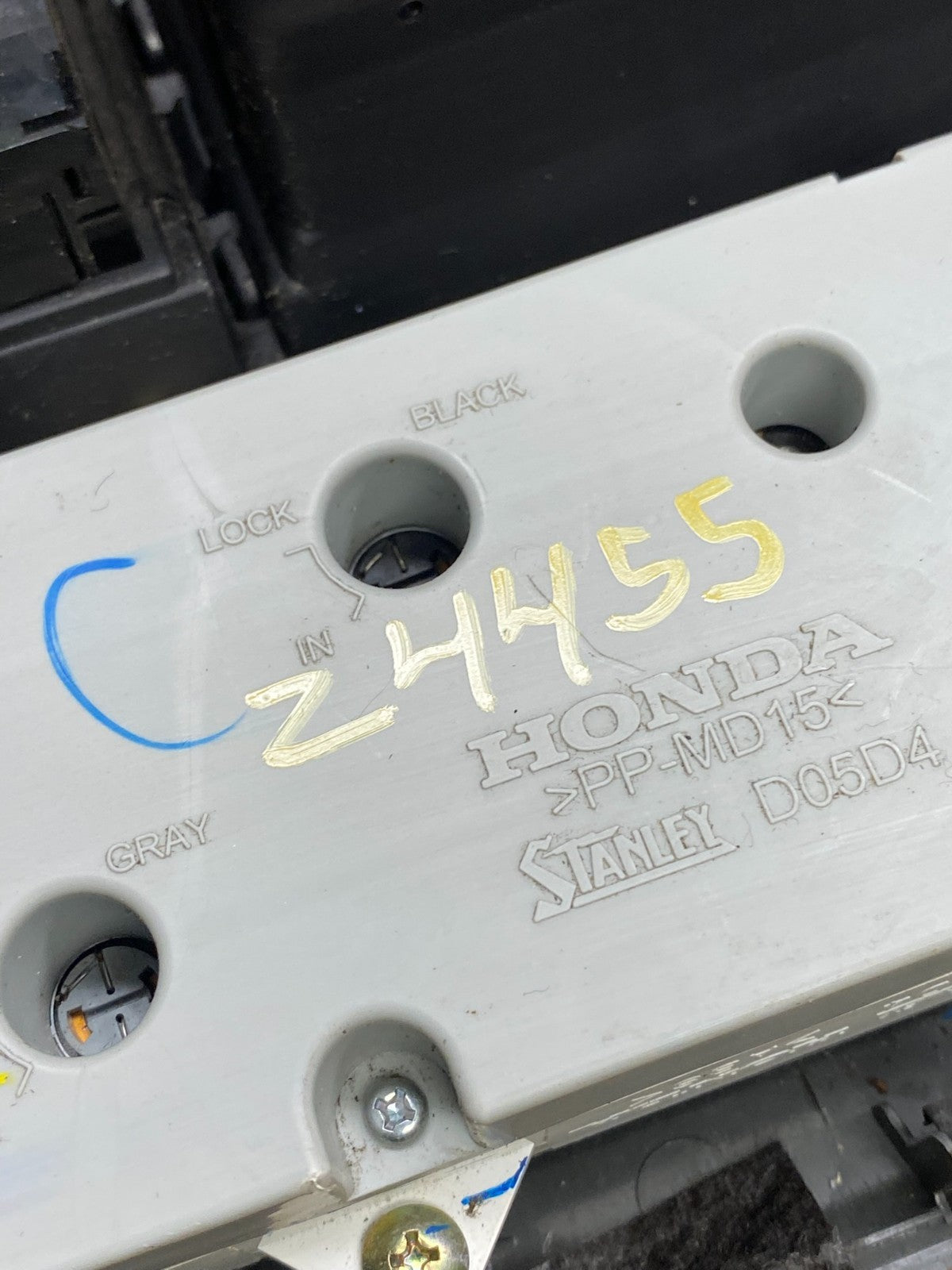 2005 to 2010 Honda Odyssey  Radio Climate Control Dash Trim Bezel Z4455 DG7