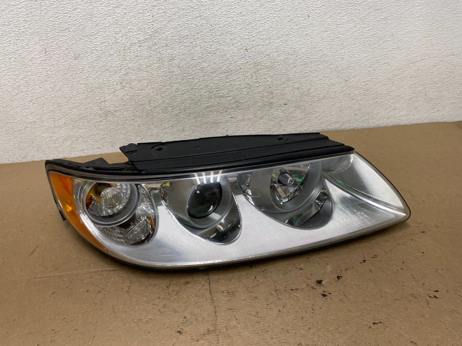 2006 to 2010 Hyundai Azera Right Passenger Side Halogen Headlight AF5697 DW0