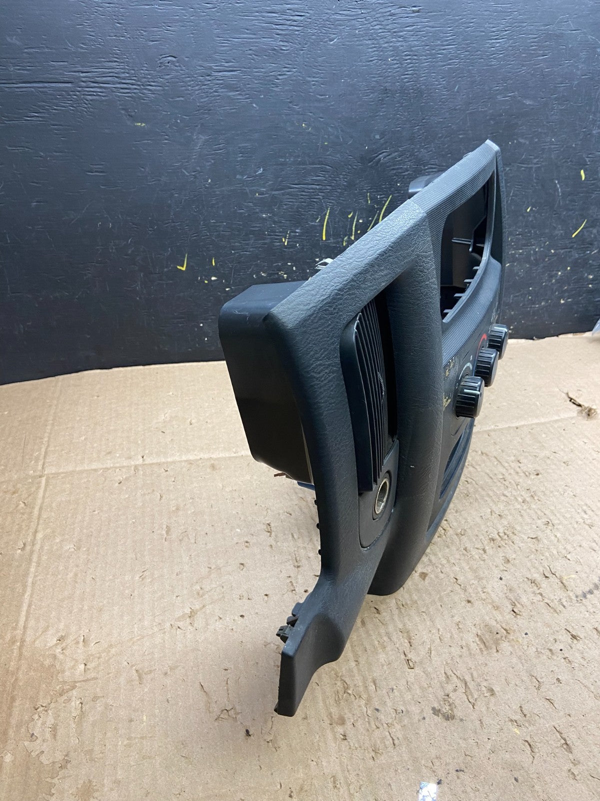 2002 to 2005 Dodge Ram Radio Climate Control Dash Air Vent Bezel Trim Y5564 DG2