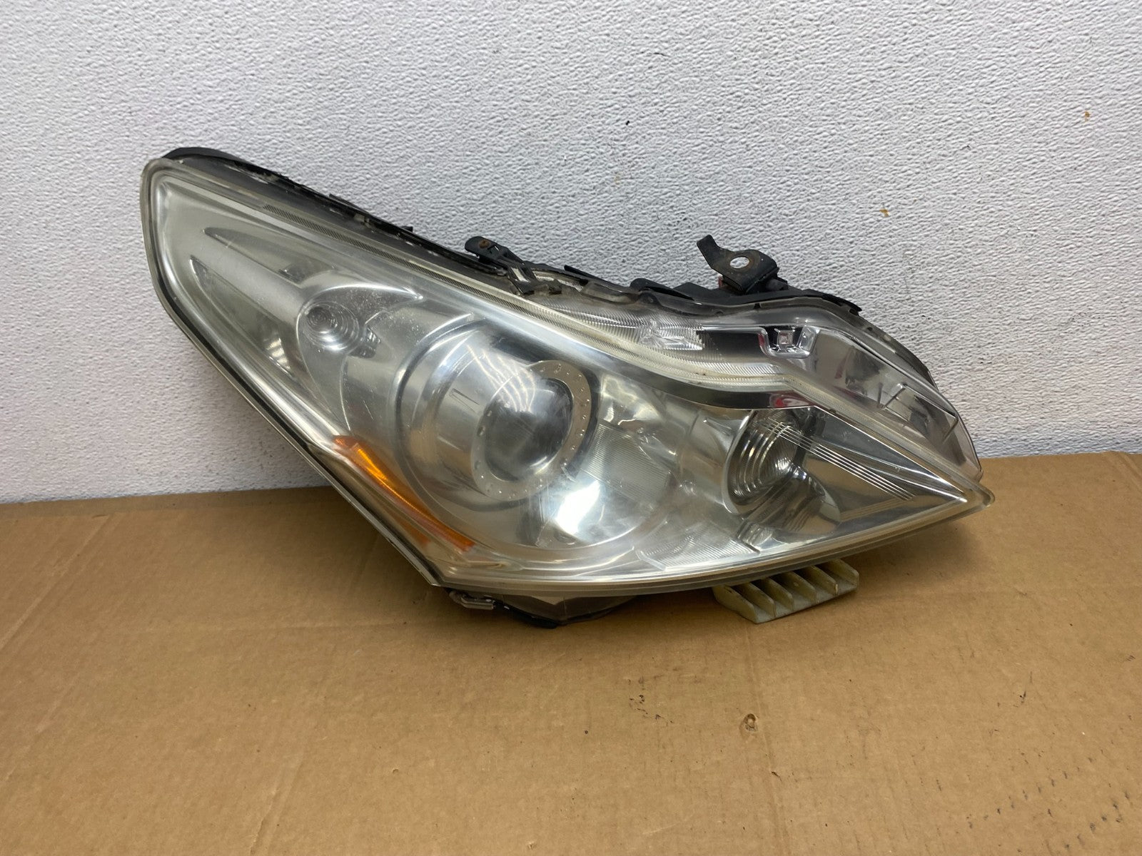 2010-2012 Infiniti G37 Right Passenger Side Xenon HID Headlight AD0729 DW0