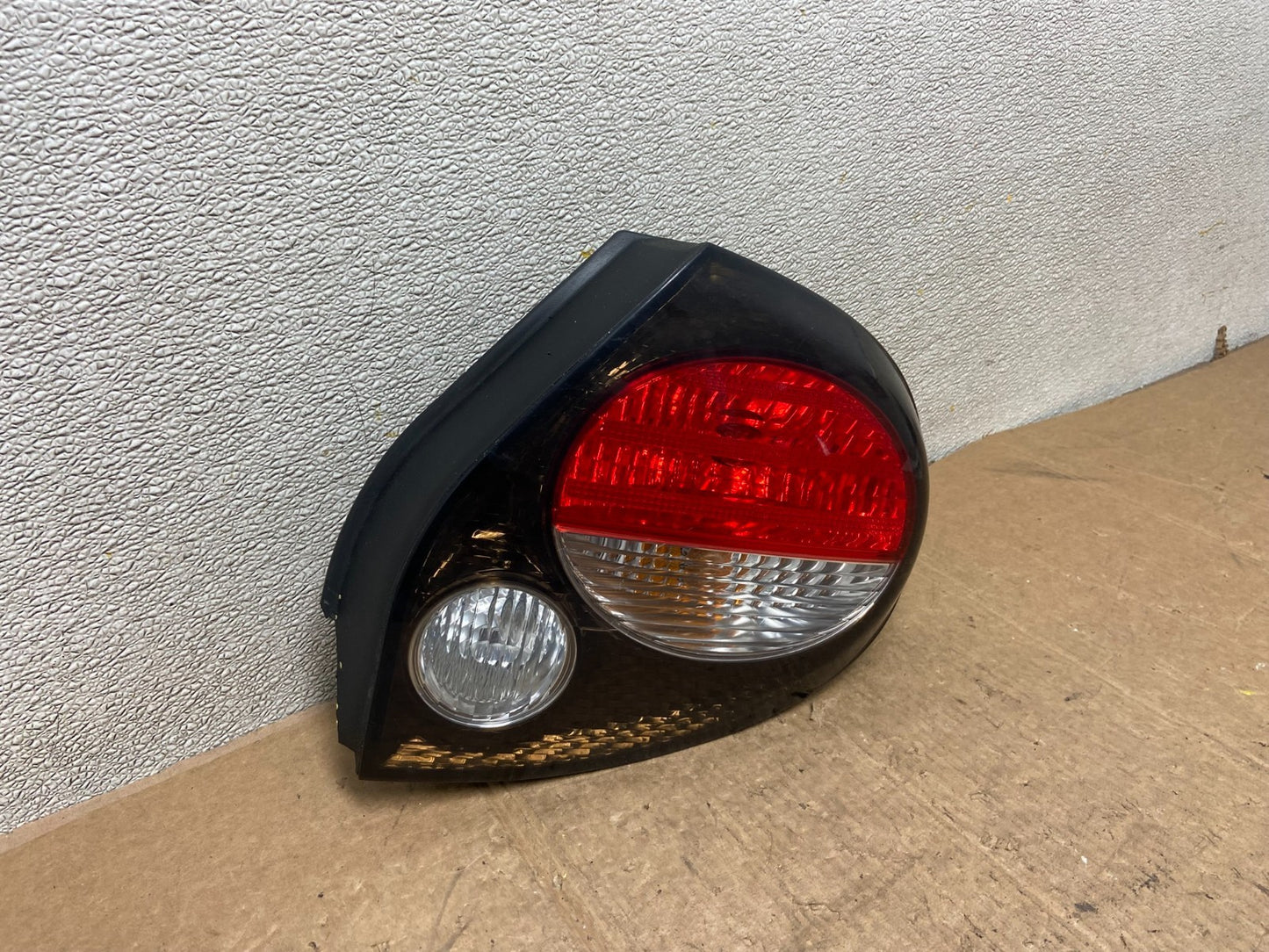 2000 to 2001 Nissan Maxima Right Passenger Rh Side Tail Light OEM AA3733 DW2