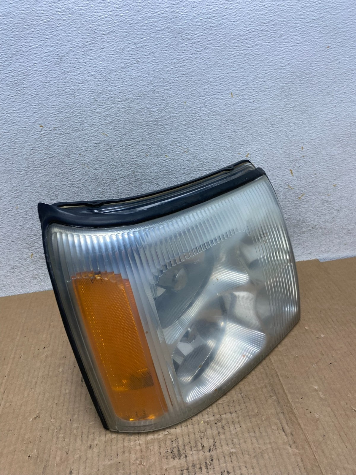 2002-2006 Cadillac Escalade Right Passenger Side Xenon Headlight AI6557 DW2