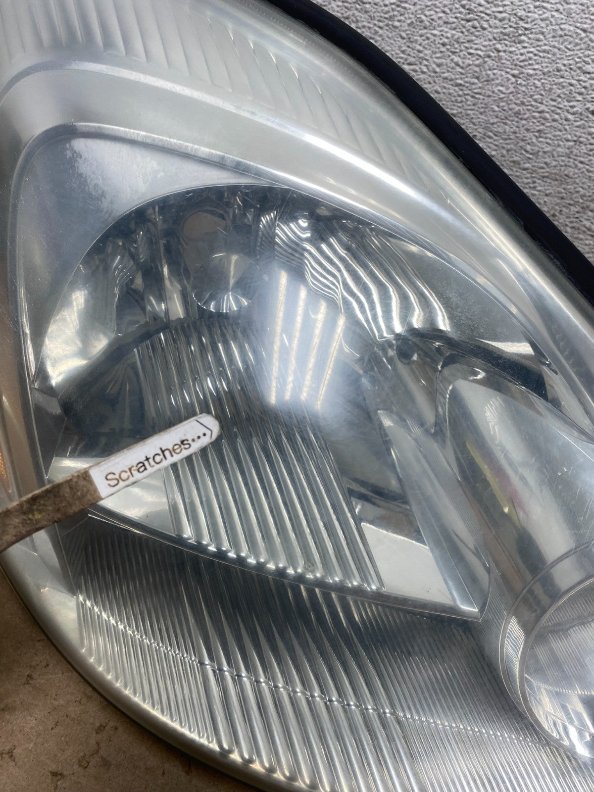 2004-2005 Toyota Sienna Right Passenger Halogen Headlight AG5605 DW3