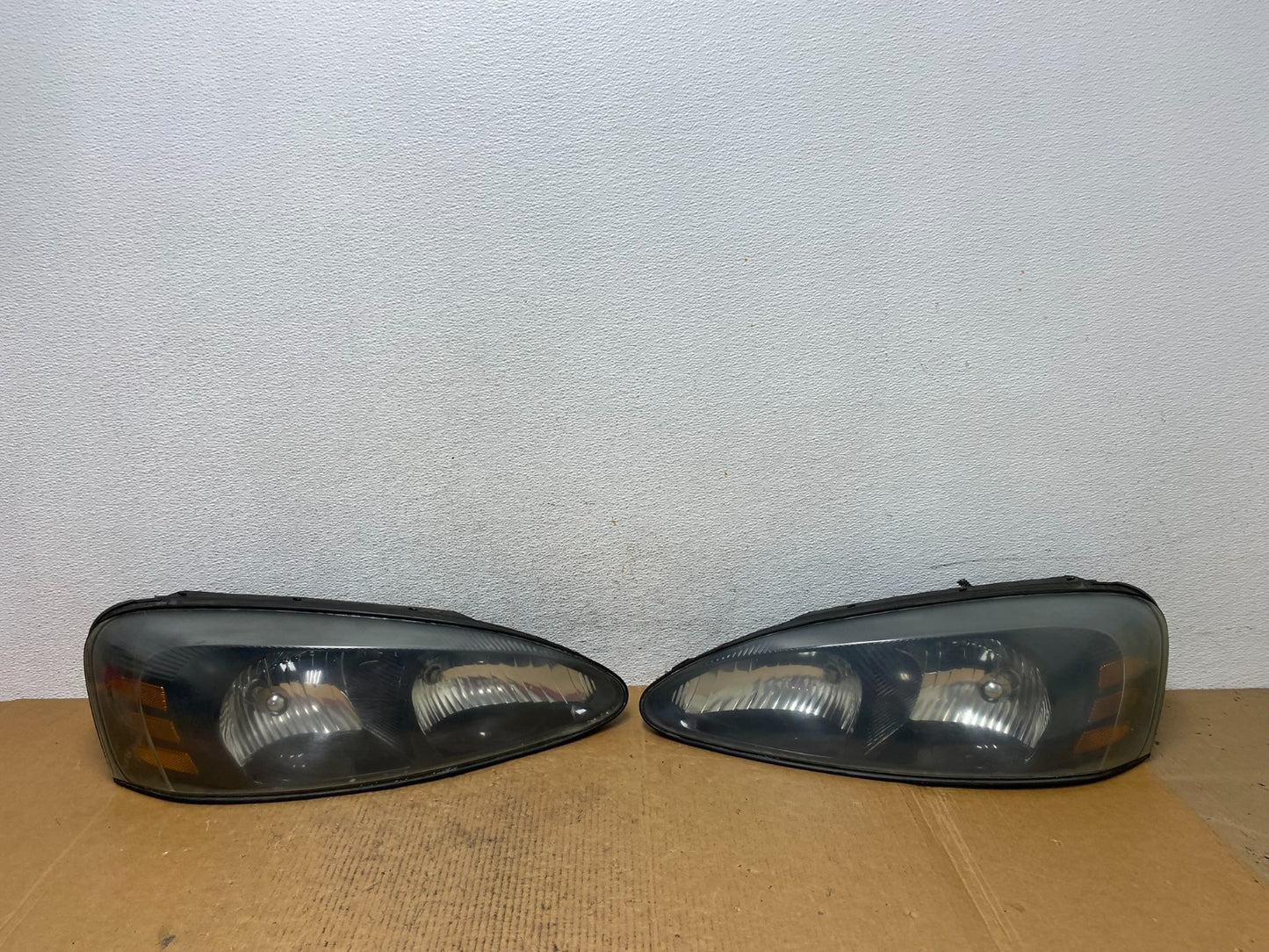 2004 to 2008 Pontiac Grand Prix Left+Right Side Black Headlights AE0311 DW0