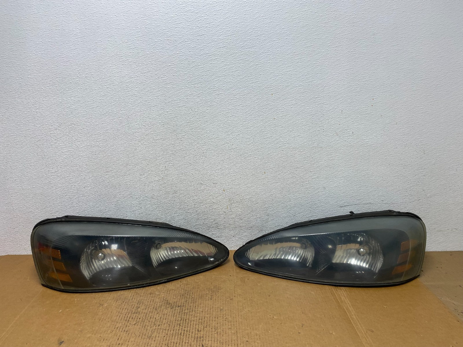 2004 to 2008 Pontiac Grand Prix Left+Right Side Black Headlights AE0311 DW0