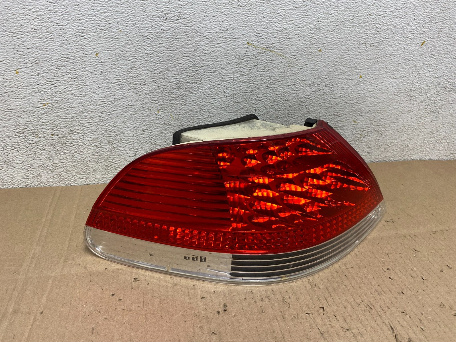 2002 to 2005 BMW 7-Series 745i 760i Left Driver LH Side Tail Light Oem J9683 DW0