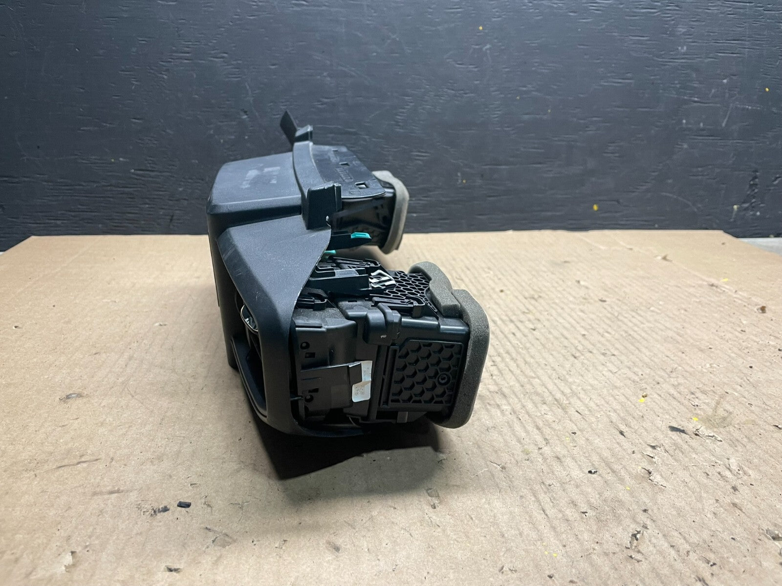 2020 to 2023 Ford  Explorer Console Radio Display Screen Air Vents F4619 DG1 Oem2