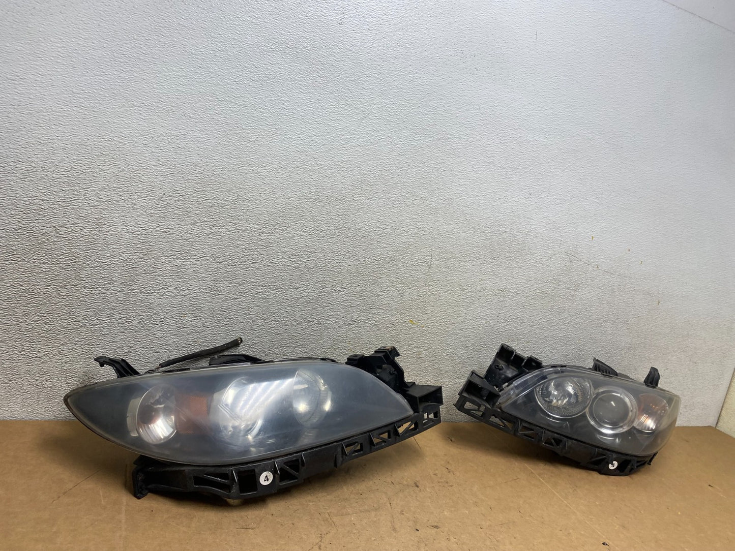2004 to 2009 Mazda 3 Sedan Left+Right Side Halogen Headlights X5018 DW2