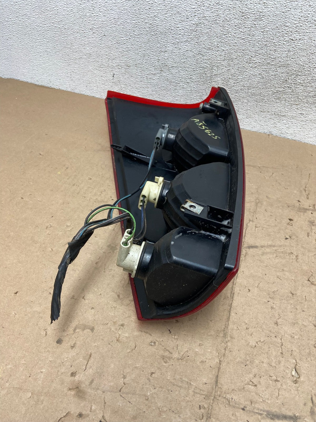 2002 - 2006 Chevrolet Avalanche Right Passenger Rh Side Tail Light AG5625 LK6