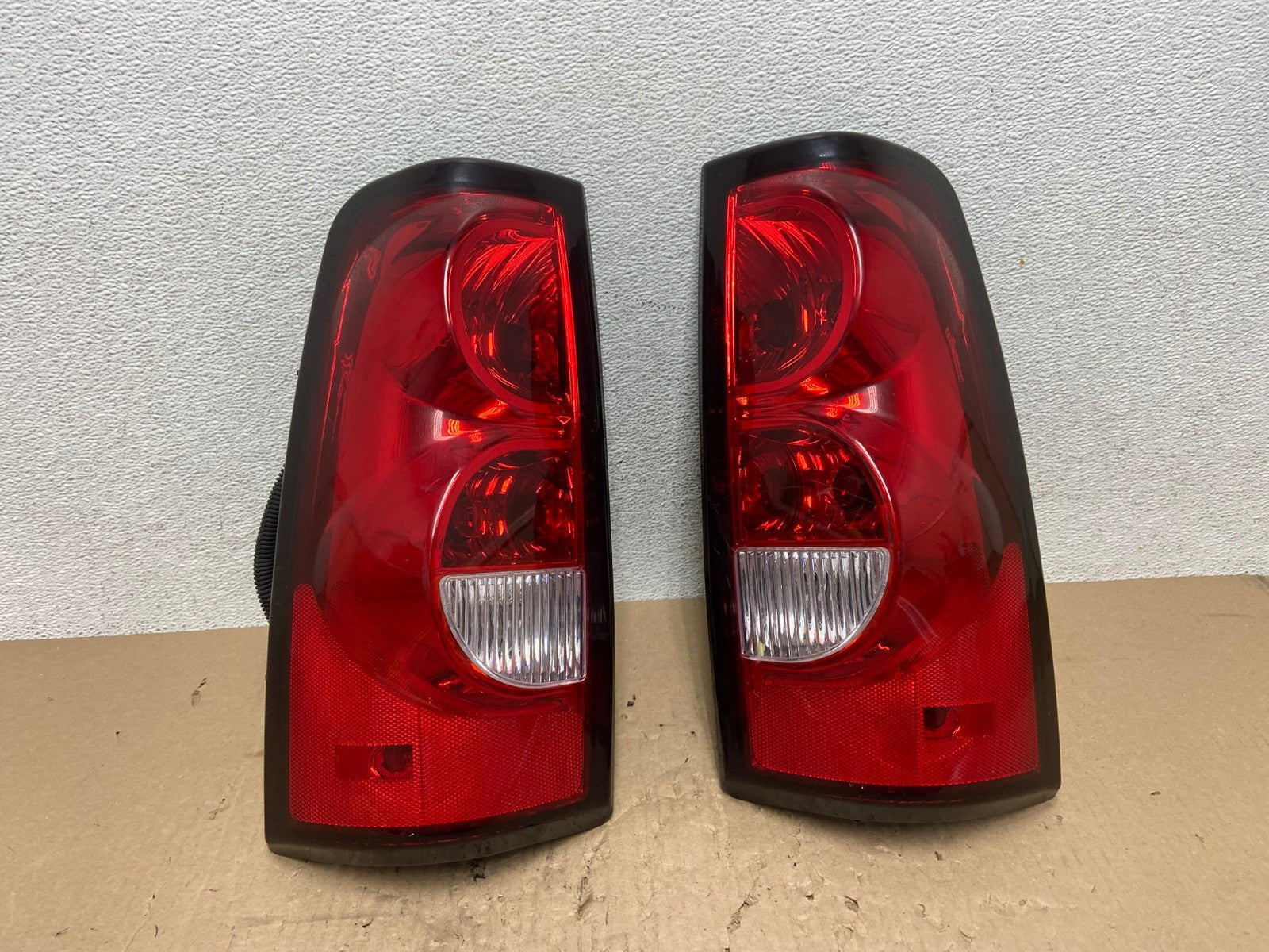 2003-2006 Chevrolet Silverado Left + Right Side Tail lights AE8846 LK0