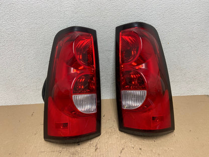 2003-2006 Chevrolet Silverado Left + Right Side Tail lights AE8846 LK0