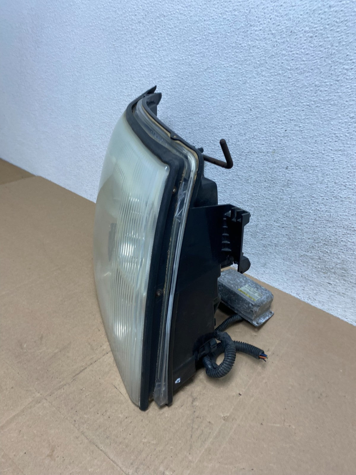 2002-2006 Cadillac Escalade Right Passenger Side Xenon HID Headlight AE66741